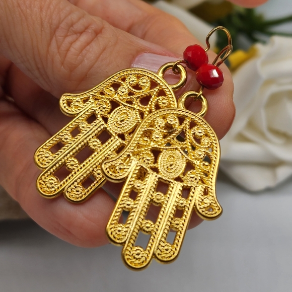 🔥10 for $30🔥 Vintage Gold Hamsa Earrings Red European Crystals - Picture 1 of 5